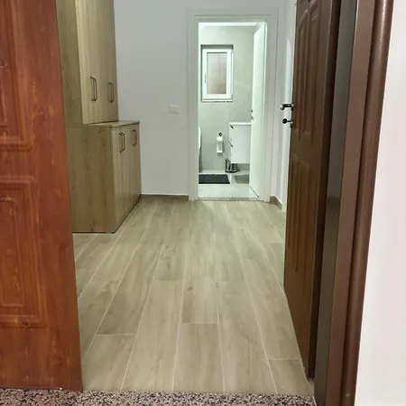 Kevi 's Place * Tirana